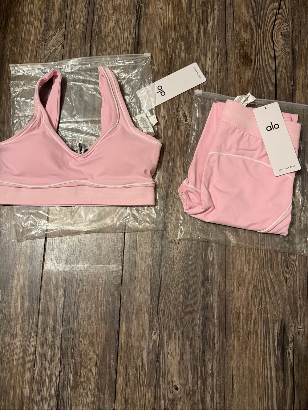 ALO Yoga Light Pink V‑Neck Sports Bra and Leggings Set